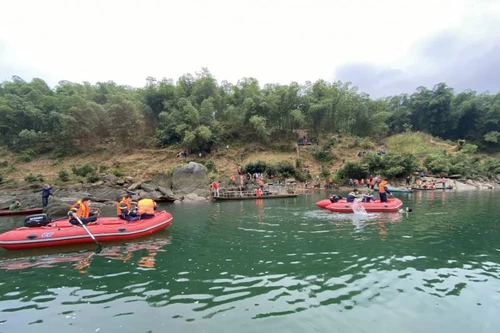 Đã tìm thấy thi thể người ông và cháu bé mất tích trong vụ lật thuyền trên sông Mã