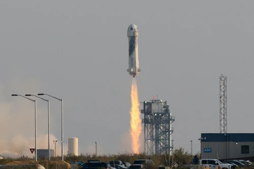 Tỷ phú Jeff Bezos chi 5,5 tỷ USD cho 10 phút bay vào vũ trụ