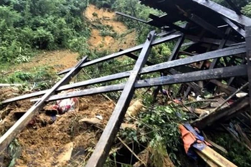 Sạt lở đất kinh hoàng, ba cháu bé trong một gia đình tử vong