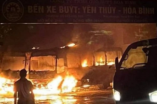 Điều tra vụ 2 xe buýt bốc cháy dữ dội trong đêm