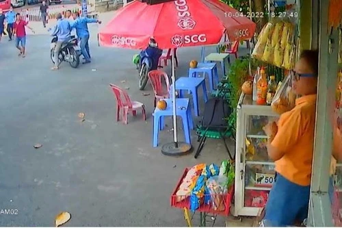 [Bản tin nhanh tối 11-4-2022] Chủ ôtô khách bị lái xe ôm đâm tử vong