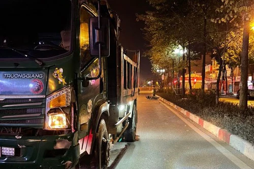 Hà Nội: Va chạm với ô tô tải, 2 người thương vong