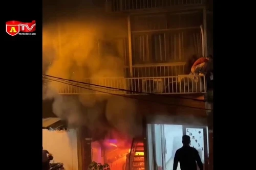 Cháy nhà 4 tầng trong đêm tại Hà Nội