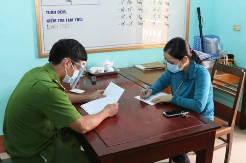 Một phụ nữ sửa giấy xét nghiệm Covid-19 để thông chốt kiểm soát