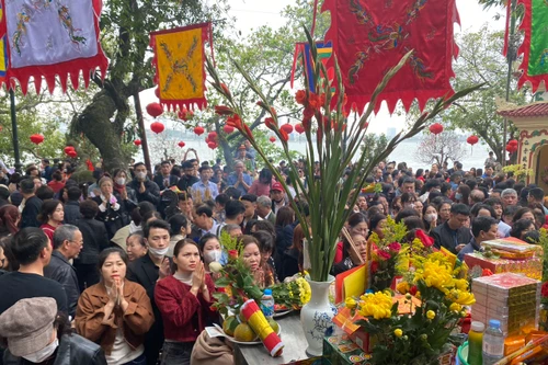 Phủ Tây Hồ đông nghịt người đi lễ đầu năm