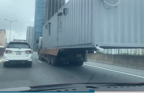 Hãi hùng xe tải chở thùng container lơ lửng trên đường