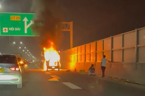 Xe ô tô Ford bất ngờ bốc cháy trên Vành đai 3