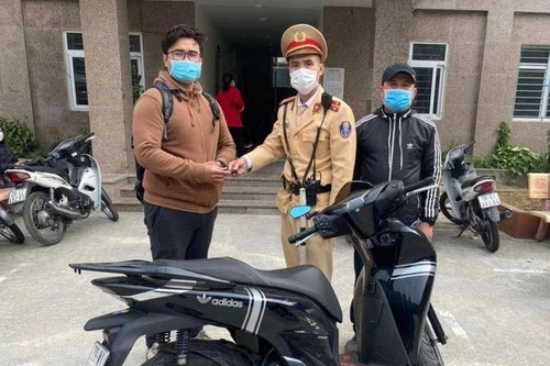 Vui mừng được Cảnh sát giao thông trao trả chiếc xe Honda SH bị mất cắp 