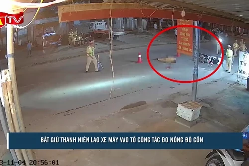 Khoảnh khắc nam thanh niên tông xe vào tổ CSGT đo nồng độ cồn