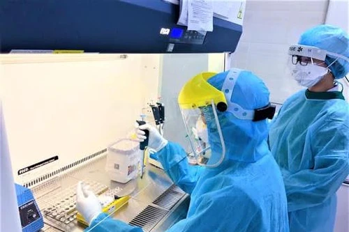 Bố là F1 âm tính, con gái 7 tuổi là F2 dương tính với SARS-CoV-2 