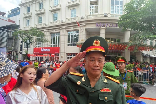 Cựu chiến binh ngồi hàng ghế ưu tiên, xúc động khi được theo dõi diễu binh diễu hành