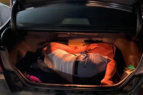 Trốn trong cốp xe ô tô để "thông" chốt kiểm dịch