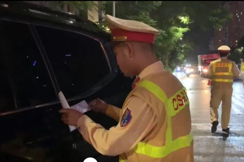 Vi phạm nồng độ cồn, lái xe ô tô 'bỏ của chạy lấy người'