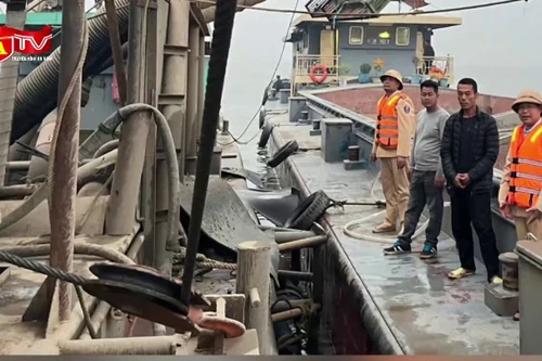 Bắt giữ vụ khai thác cát trái phép trên sông Hồng