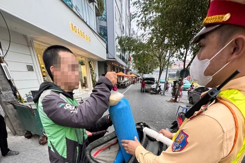 Cảnh sát giao thông phát hiện 'shipper' vận chuyển 2 bình 'khí cười' 