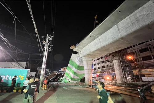 Bangkok: Khoảnh khắc đường trên cao đang xây dựng bất ngờ đổ sập