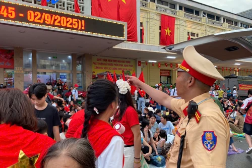 Lực lượng Công an căng mình phân luồng, hỗ trợ người dân chờ xem lễ diễu binh, diễu hành A80