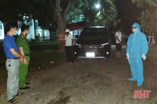 Phát hiện hai xe ô tô được thuê chở người từ Đồng Nai về Hà Tĩnh