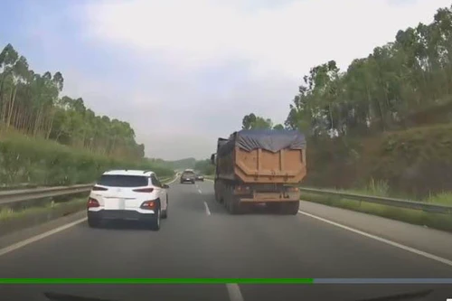 Chạy 'rùa bò' trên cao tốc, ô tô Hyundai suýt bị húc vào đuôi