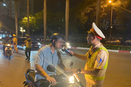Cảnh sát giao thông Hà Nội xuyên đêm xử lý vi phạm nồng độ cồn