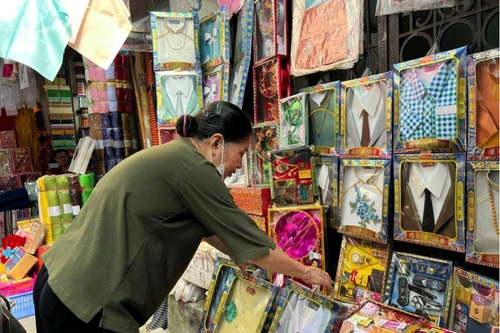 Phố Hàng Mã vắng bóng người mua đồ cúng Rằm tháng 7