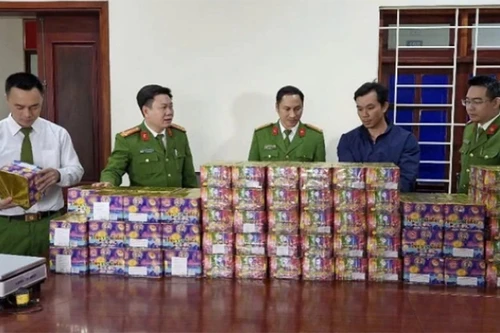 Thủ đoạn tinh vi của đường dây vận chuyển pháo nổ từ nước ngoài về Việt Nam