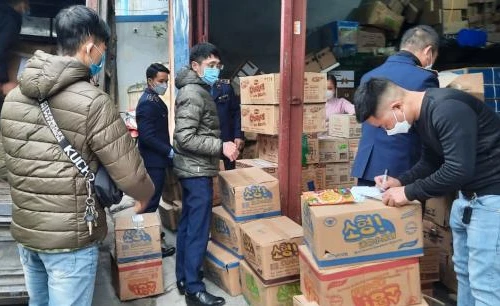 Tạm giữ nửa tấn bánh kẹo, nước giải khát có dấu hiệu nhập lậu