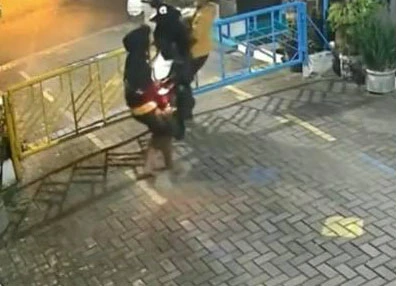 Cổng khóa, hai tên trộm khiêng xe máy tẩu thoát