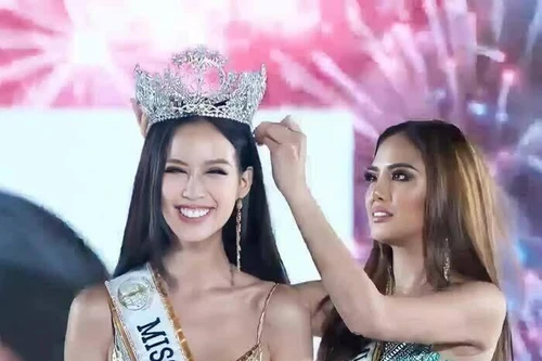 Khoảnh khắc Á hậu Bảo Ngọc đăng quang Hoa hậu Liên lục địa 2022