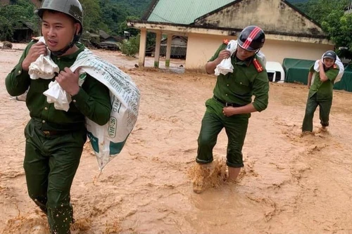Công an dầm mưa giúp dân khắc phục hậu quả trận lũ ống, lũ quét lịch sử