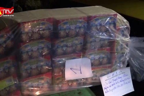 Bắt quả tang đối tượng vận chuyển trái phép 155kg pháo lậu