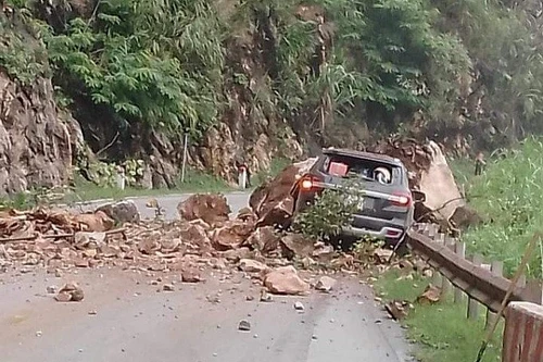Sạt lở, đá trên núi cao bất ngờ lăn xuống, đè trúng ô tô có 4 người bên trong 