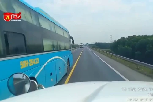 Sau tai nạn 3 người tử vong, xe khách vẫn vượt ẩu trên cao tốc Cam Lộ - La Sơn