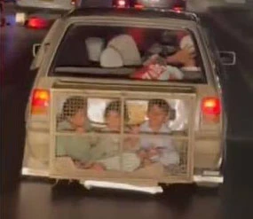 Hãi hùng xe ô tô chế thêm lồng sắt chở 3 em nhỏ