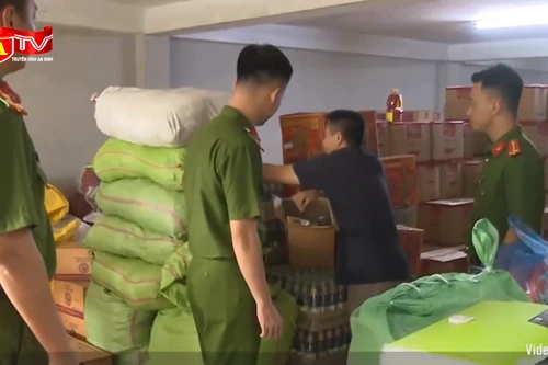 Thu gom 2 tấn thực phẩm đông lạnh trôi nổi để bán kiếm lời