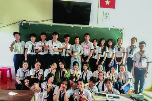 Đôi bạn trường quê "mở" chợ online và mơ ước làm thương mại điện tử