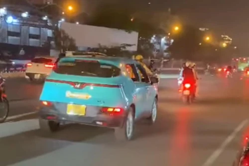 Cảnh sát giao thông dẫn đường đưa sản phụ đi cấp cứu