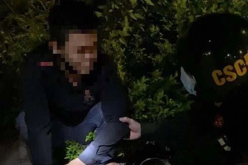 Tuần tra đêm, phát hiện 2 đối tượng trộm bình ắc quy