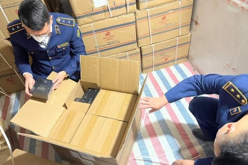 Phát hiện kho hàng gần 15.000 lọ nước hoa không rõ nguồn gốc