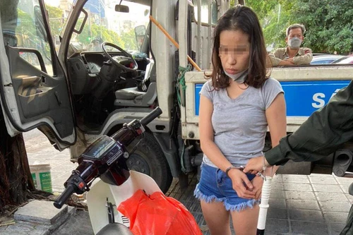 Người phụ nữ nghi ‘ngáo đá’, ra đường mùa dịch Covid-19