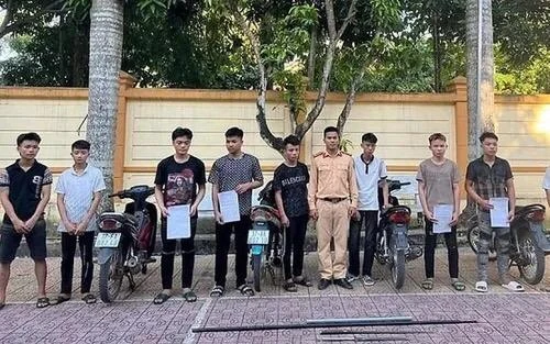 Nhóm 'quái xế' mang hung khí bốc đầu xe máy bị công an triệu tập