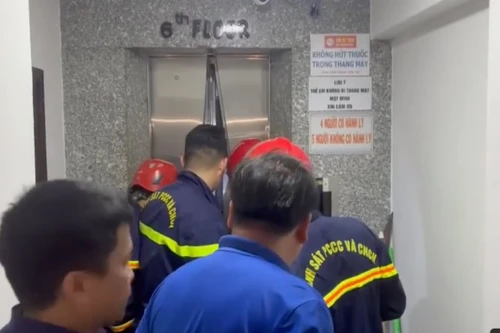 Mắc kẹt trong thang máy do mất điện, cần làm gì?