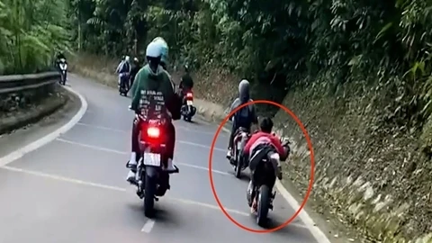 Xác minh làm rõ 'quái xế' nằm trên yên xe máy điện đổ đèo Vườn Quốc gia Ba Vì