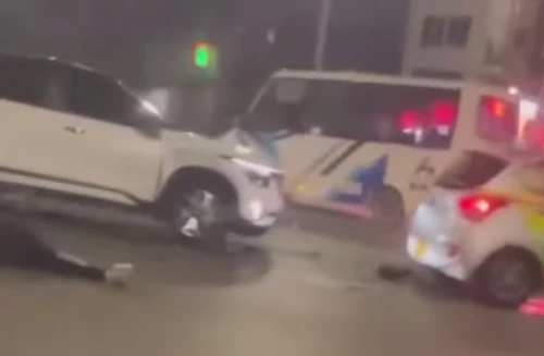 Khoảnh khắc xe taxi gây tai nạn ở Long Biên