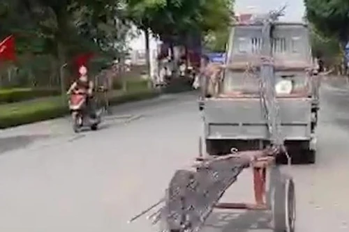 Hãi hùng xe chở thép dài hàng chục mét 'đánh võng' trên phố
