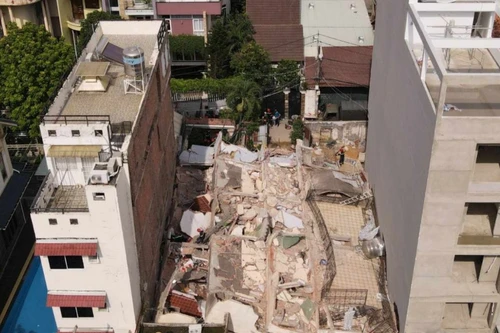Khoảnh khắc căn nhà 4 tầng bất ngờ đổ sập