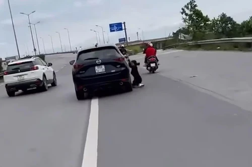 Hà Nội: Làm rõ người phụ nữ bám vào cánh cửa xe ô tô bị hất văng xuống đường