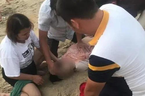 Khoảnh khắc chiến sĩ công an cứu sống cô gái bị đuối nước ở bãi tắm Cửa Tùng
