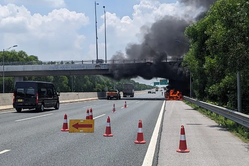 Ô tô bán tải bốc cháy nghi ngút trên cao tốc Hà Nội – Hải Phòng