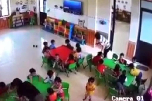 Phẫn nộ cảnh cô giáo mầm non bạo hành trẻ tại trường